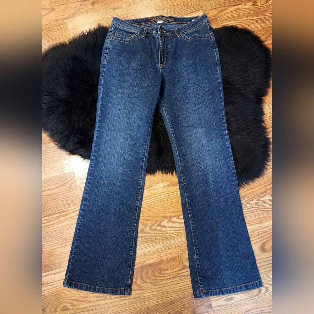 CATO Premium Classic Blue Denim Boot Cut Jeans Women's Size 12 31" Inseam